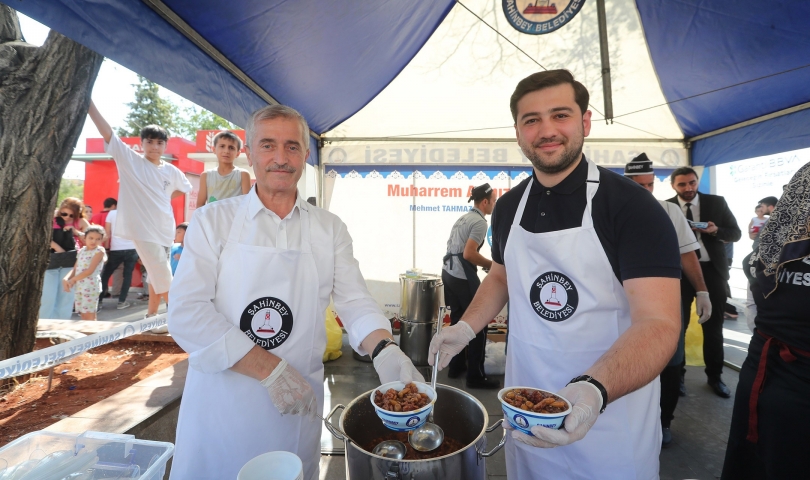 Milletvekili Bozatlı Ve Başkan Tahmazoğlu Vatandaşlara Aşure İkramında Bulundu