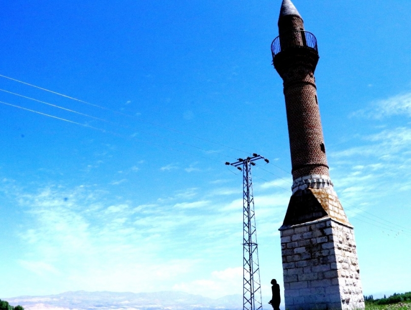 ’Yalnız minare’ zamana meydan okuyor