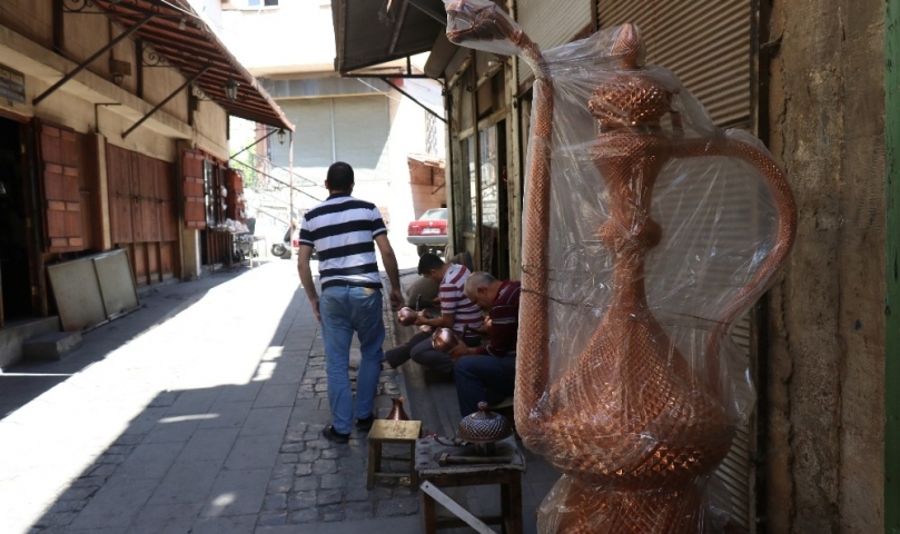 İnsan boyundaki bakır ibrik alıcısını bekliyor