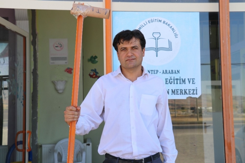 Gaziantep’te yuvadan düşen kuş ilginç bir yöntemle yeniden yuvasına yerleştirildi