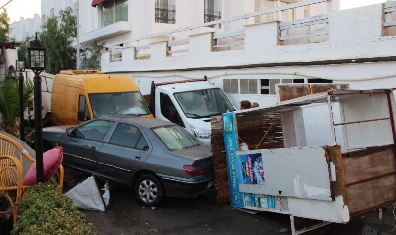 Tsunami gibi araçlar sürüklendi