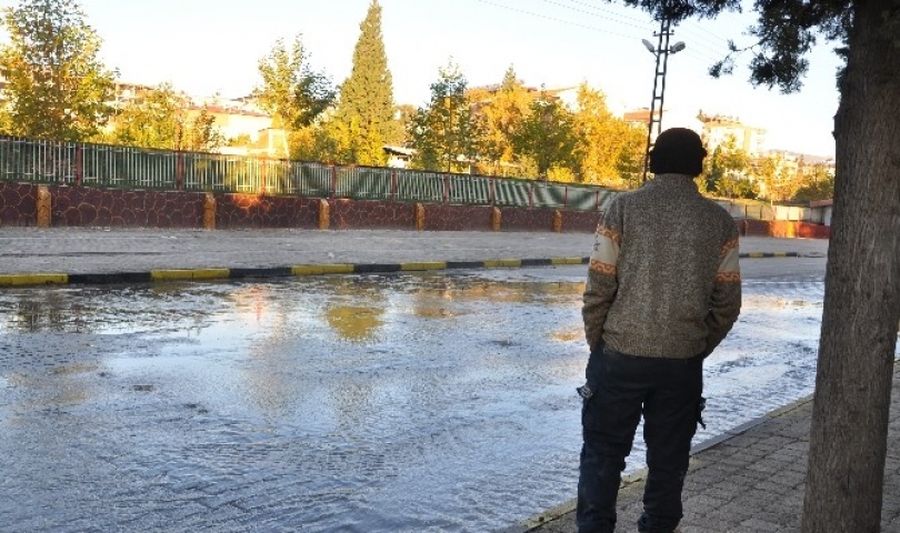 İslahiye’de su borusu patladı yollar nehre döndü