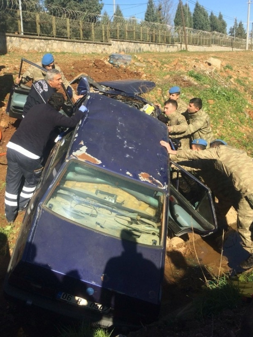 Kanala uçan otomobilin sürücüsünü komandolar kurtardı