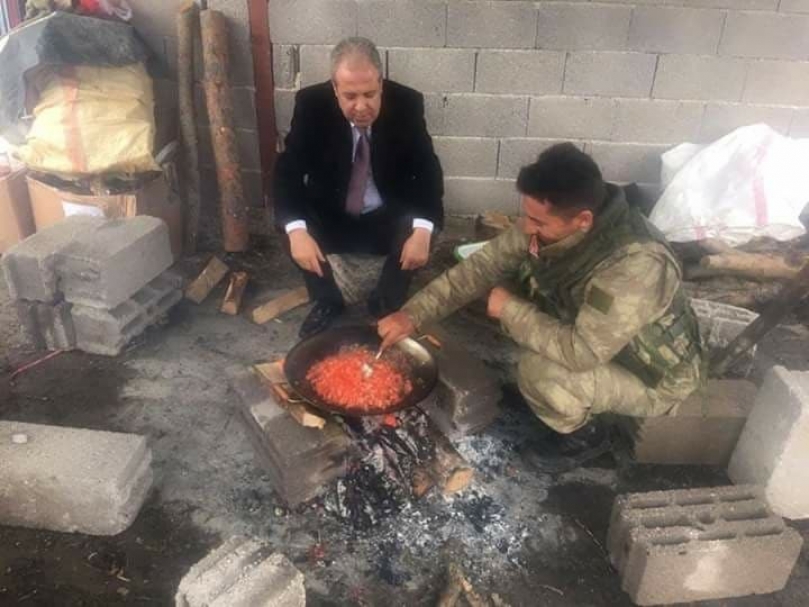 Milletvekili Tayyar, Afrin sınırında Mehmetçik ile menemen yedi