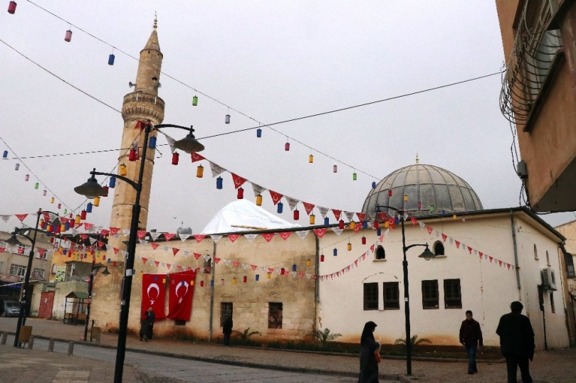 Bombalanan camide ezan susmadı