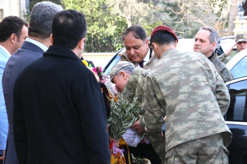 Genelkurmay Başkanı Hulusi Akar,  zeytin dalları ile karşılandı