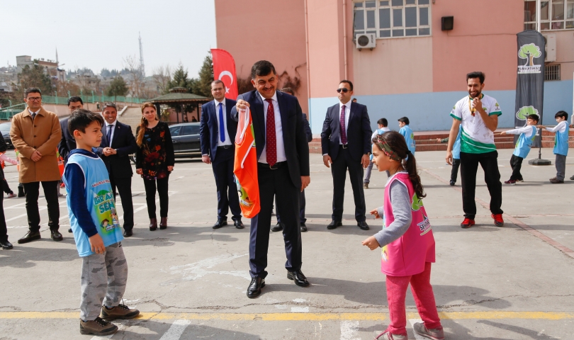 Başkan Fadıloğlu, Çocuk Oyunlarında Öğrencilere Eşlik Etti