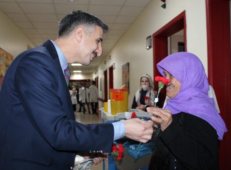 GAÜN Rektörü Prof. Dr. Gür kadın Personele Çiçek