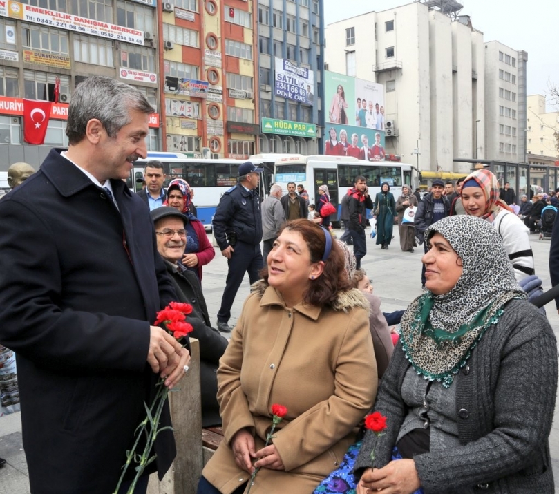 Başkan Tahmazoğlu, Karanfil Dağıttı