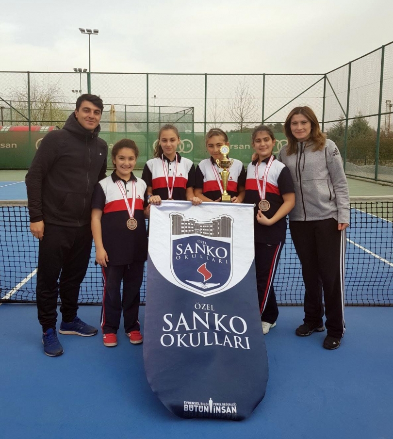 SANKO Okulları Küçük Kız Tenis Takımı İl Üçüncüsü Oldu