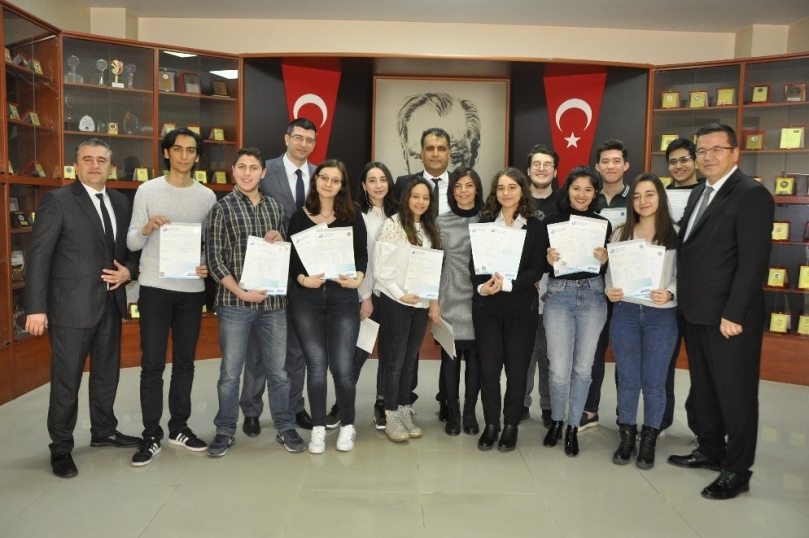 Kolej mezunları törenle diplomalarını aldı