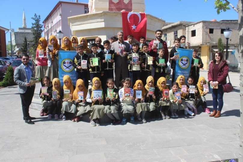 Öğrenciler parkta kitap okudu