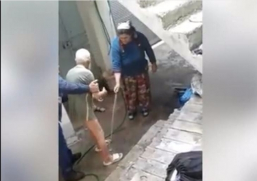 Gaziantep'te yaşlı adamı bahçede soğuk su ile yıkadılar