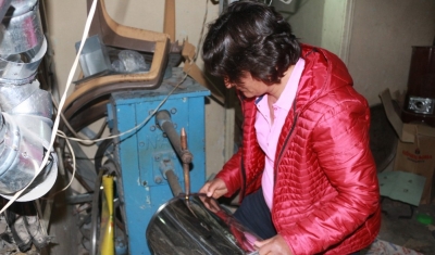 Kaynak ustası kadın, erkeklere taş çıkarıyor