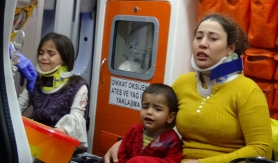 Yaralı anne, kazada yaralanan çocuğunu sakinleştirmeye çalıştı