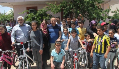 Ailelerine sigarayı bıraktıran çocuklara bisiklet