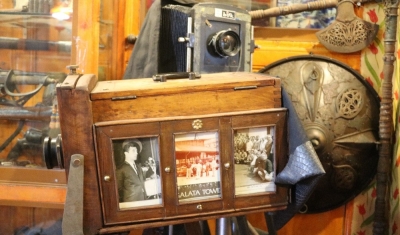 Tarihe tanıklık eden fotoğraf makinelerini müzesinde sergiliyor