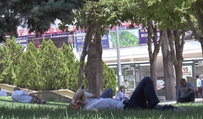 Sıcaklardan bunalan vatandaşlar soluğu parklarda alıyor