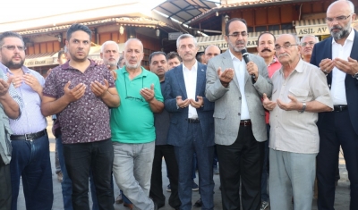 Gaziantep’te iş yerleri sabah namazının ardından dualarla açılıyor