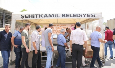 Şahinbey Belediyesi Esnafa Kuran-ı Kerim ve Pilav Dağıttı