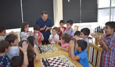 Satranç figürleri ile eğlenerek öğreniyorlar