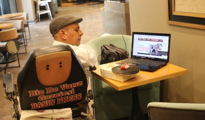 Tek Koluyla 20 Yıldır Gazetecilik Yapıyor