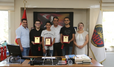 Gaziantep Kolej Vakfı YKS Şampiyonu Öğrencilerini Ödüllendirdi
