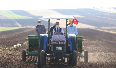 Başkan Tahmazoğlu, çiftçilere dağıttığı tohumları onlarlada ekti