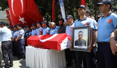 Gazi şehir, görev şehidi olan itfaiye erlerini son yolculuğuna uğurladı