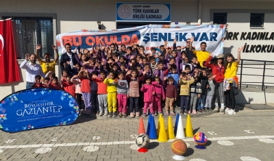 Bu Okulda Şenlik Var ekibi binlerce çocukla buluşmaya devam ediyor