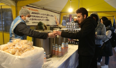 Gaziantep Büyükşehir, final sınavlarında öğrencilere yemek ikramı yapıyor