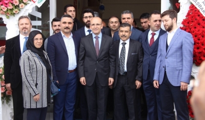 Şimşek, beyaz eşya mağazasının açılışını yaptı