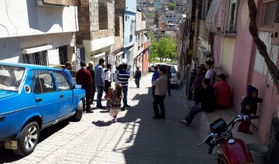 Suriyeli kadının parasını gasp ettiler