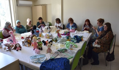 Yaptıkları oyuncak bebeklerle ev ekonomisine katkı sağlıyorlar