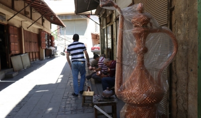 İnsan boyundaki bakır ibrik alıcısını bekliyor