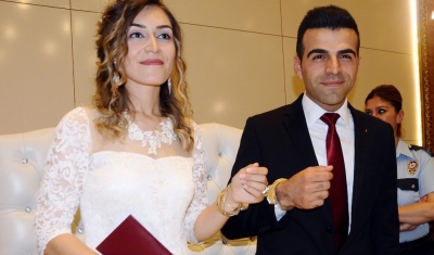 Polis çifte, kelepçe sürprizi