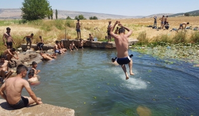 Sıcaktan bunalan gençler karapınar gölüne koşuyor