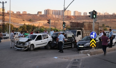 Freni boşalan kamyon, kırmızı ışıkta bekleyen araçlara çarptı: 5 yaralı