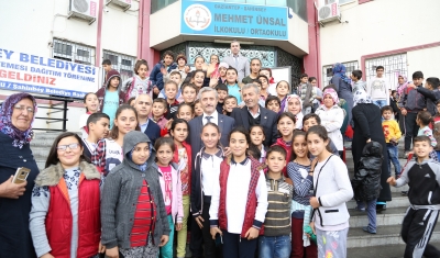 Başkan Tahmazoğlu, Öğrencileri Sevindirmeye Devam Ediyor