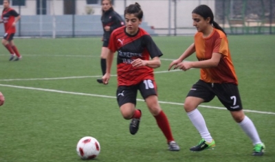 Gaziantepli kadınlar, şiddete dikkat çekmek için yeşil sahaya çıktılar