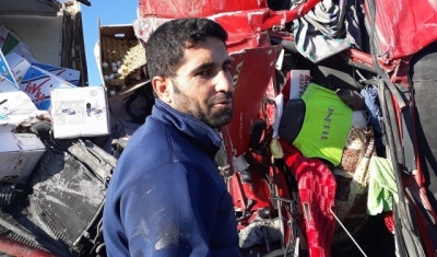 İki tırın çarpıştığı feci kazadan yara almadan kurtuldular