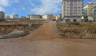 Caddeyi su bastı