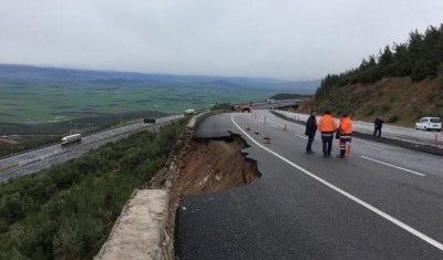 Aşırı yağış karayolunu çökertti