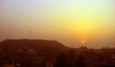 Tarihi kale üzerinde gün doğumu