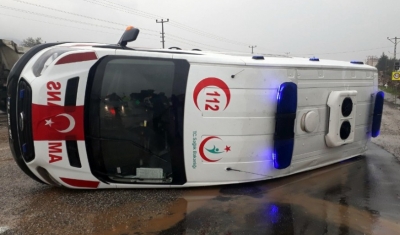 Ambulans vaka dönüşünde devrildi: 2 yaralı