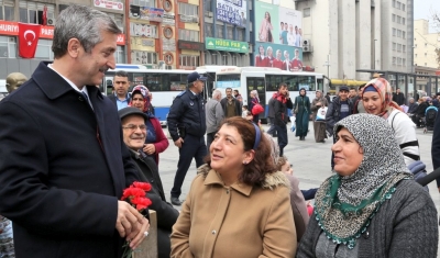 Başkan Tahmazoğlu, Karanfil Dağıttı