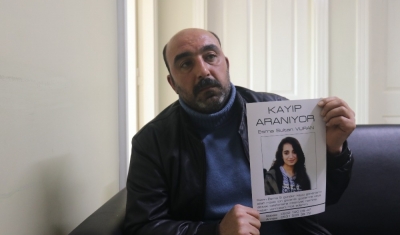 Kaybolan kızını her gün 12 saat boyunca sokaklarda arıyor