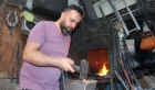 Altmış derece sıcakta kebap şişi üretiyor