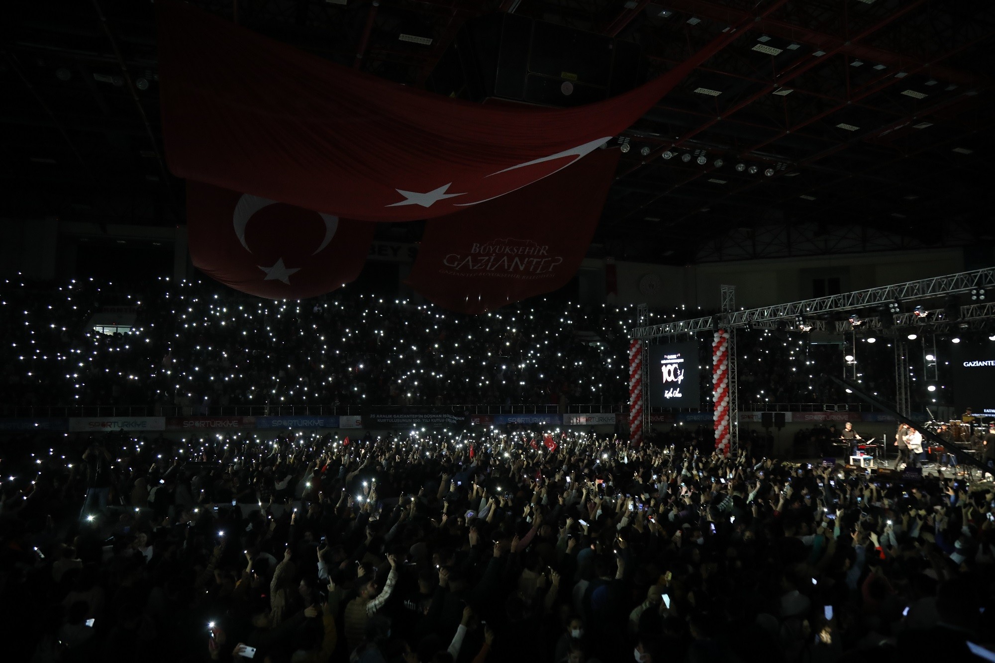 25 Aralık Halk Konserleri Eypio ve Koray Avcı ile sürüyor