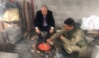 Milletvekili Tayyar, Afrin sınırında Mehmetçik ile menemen yedi